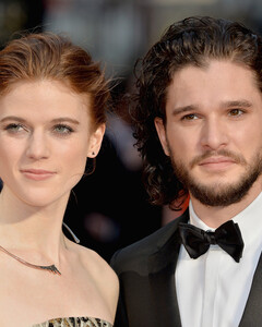 Роуз Лесли и Киту Харингтону разрешили поставить стену вокруг их средневекового дома