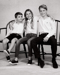 Королевское трио: опубликован новый братско-сестринский портрет принцев Джорджа, Луи и принцессы Шарлотты