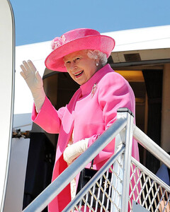 Члены королевской семьи иногда путешествуют в эконом-классе