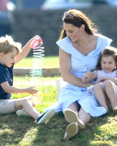 Надувные мячи, куклы и плюшевые мишки: какие игрушки предпочитают королевские дети?