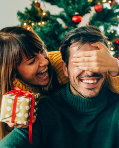 Россияне хотят получить на Новый год автомобили и путешествия, а дарить будут сладости и алкоголь