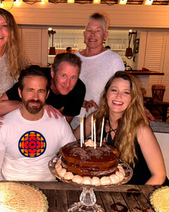 Райан Рейнольдс поделился редкими семейными кадрами с празднования дня рождения