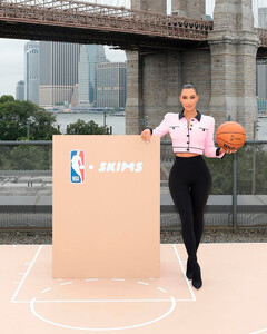 Бренд Ким Кардашьян стал официальным партнёром NBA и WNBA