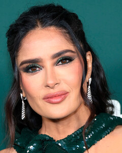 Покоряет тренды: Сальма Хайек сделала самую модную укладку этого сезона