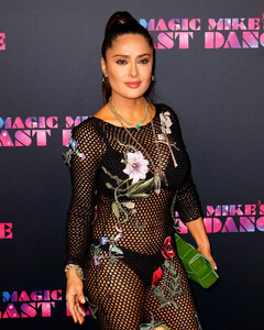 Сальма Хайек надела сетчатое платье поверх бикини по случаю премьеры фильма «Супер Майк: последний танец»