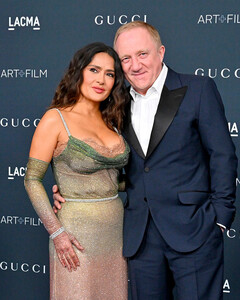 «Мой муж не ревнивый человек»: Сальма Хайек пригласила стриптизёров из «Супер Майка» к себе домой