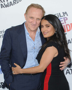 Сальма Хайек удивила поклонников интимным снимком с мужем