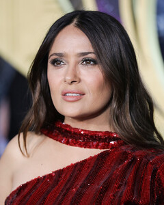 Сальма Хайек стала психологом для команды актёров «Вечных»