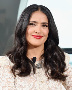 Сальма Хайек призвала фанатов вакцинироваться от COVID-19