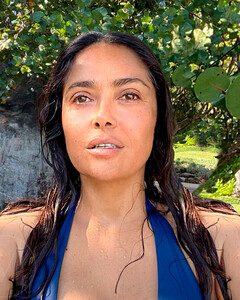 Прекрасно только то, что естественно! Сальма Хайек порадовала поклонников естественным селфи