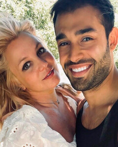 Сэм Асгари поделился свадебной фотографией с Бритни Спирс в День святого Валентина