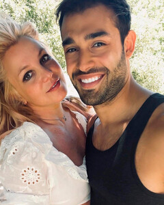 Сэм Асгари настроен получить от Бритни Спирс компенсацию за брак с ней