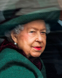 Самолёт с королевой Елизаветой II на борту кружил 15 минут прежде, чем ему удалось благополучно приземлиться