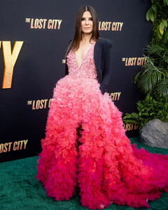 Дитя заката: Сандра Буллок появилась в платье с эффектом омбре на премьере фильма «Затерянный город»