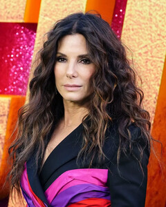 57-летняя Сандра Буллок в элегантном костюме с поясом-корсетом на премьере «Затерянного города»