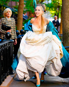 Познакомьтесь с дизайнером, подарившим нам новый гардероб Кэрри Брэдшоу