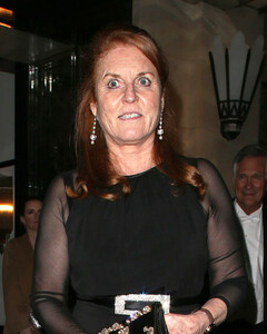 Сара Фергюсон появилась на вечеринке в честь годовщины свадьбы Джоан Коллинз