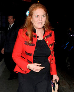 Сара Фергюсон написала королевский девиз на причудливых туфлях-черевичках