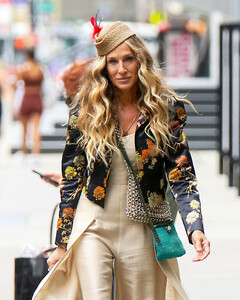 Фото ультрамодного образа Сары Джессики Паркер со съёмочной площадки появилось в сети