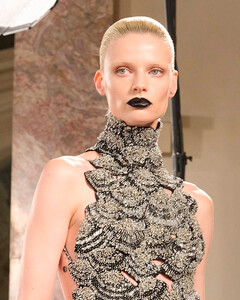 Schiaparelli возвращает моду на чёрную помаду