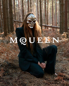 Шон МакГир показал первые кадры дебютной коллекции для Alexander McQueen