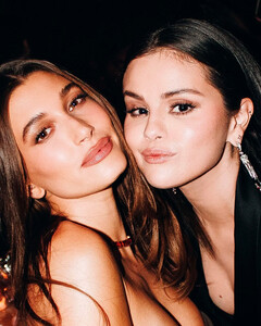 Селена Гомес признаётся, что ей было тяжело на фоне драмы с Хейли Бибер