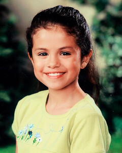 Селена Гомес поделилась детской фотографией с посланием для более ранней версии себя