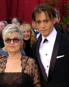 «Мы поклялись никогда не повторять этого»: сестра Джонни Деппа рассказала об издевательствах со стороны их матери