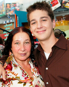 «Она была хорошей девочкой»: Шайа Лабаф рассказал, как пережил смерть своей матери в этом августе