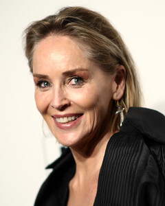 Шэрон Стоун: «Хирург увеличил мне грудь без моего согласия»