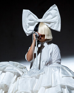 Sia объяснила, почему сама спела песню Cheap Thrills, которую написала для Рианны