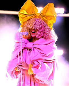 Певицу Sia раскритиковали за то, что в её фильме героиню с аутизмом играет здоровая девушка