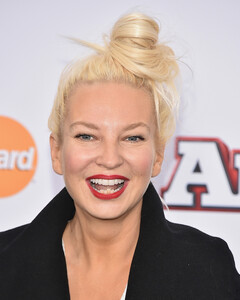 Sia усыновила 18-летнего парня после того, как увидела его в документальном фильме