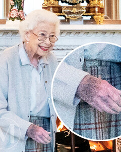 «Фиолетовые руки королевы вызывают опасения у врачей»: здоровье Елизаветы II значительно ухудшилось