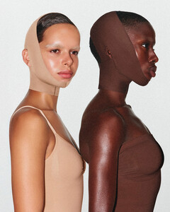 Ким Кардашьян представила первый бьюти-гаджет под брендом Skims