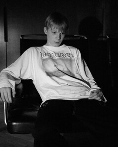 Актёр из сериала «Слово пацана» стал лицом бренда Канье Уэста и Гоши Рубчинского