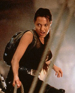 В сети появился первый кадр сериала про «Лару Крофт»