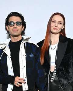 Софи Тёрнер и Джо Джонас пришли вместе на показ Louis Vuitton сезона осень-зима 2022/2023