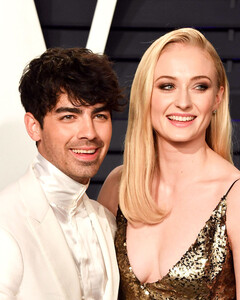 Пока Софи Тёрнер и Джо Джонас наслаждаются отдыхом в Майами, её округлившийся животик обсуждают поклонники и пресса