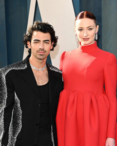 «Это же Санса Старк!»: платье Софи Тёрнер от Louis Vuitton на вечеринке в честь «Оскара» напомнило всем о любимой героине