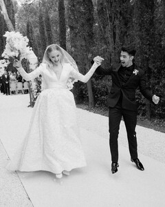 Софи Тёрнер поделилась новыми фотографиями со свадьбы