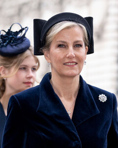 Пост принял: королева преподнесла графине Софи Уэссекской важный подарок после поминальной службы в честь принца Филиппа