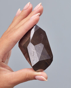 Редчайший и крупнейший чёрный бриллиант «Энигма» впервые выставили на продажу