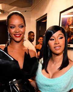 Советы бывалой: Карди Би поделилась своим материнским опытом с беременной Рианной