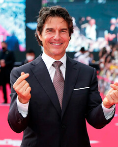 Том Круз прыгнул с парашютом, чтобы поздравить поклонников с праздниками