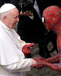 Человек-паук подарил папе Франциску маску