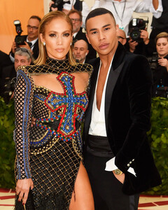 Вспоминаем лучшие выходы звёзд в образах от Оливье Рустена для Balmain