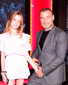 «Очень странные дела»: актёр Лив Шрайбер вышел в свет с сыном, напоминающим дочь