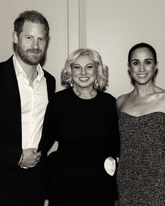 Меган Маркл и принц Гарри позируют с звёздным астрологом Анжелой Перл