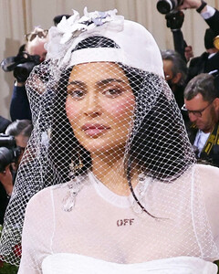 Свадебный образ Кайли Дженнер на Met Gala стал данью уважения наследию покойного Вирджила Абло